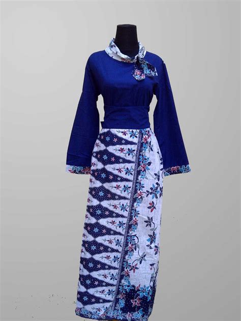 Model baju gamis batik terbaru yang cocok dikenakan untuk menghadiri undangan di berbagai macam acara. 50 Gambar Model Baju Batik Gamis Kombinasi Terbaru ~ Ayeey.com