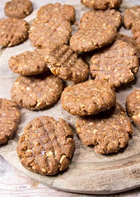 Easy to make with only 5 ingredients, these low carb peanut butter cookies are are keto friendly, sugar free and dairy free, but everyone will love them! Low Carb Keto Peanut Butter Cookies Recipe - Sugar Free ...