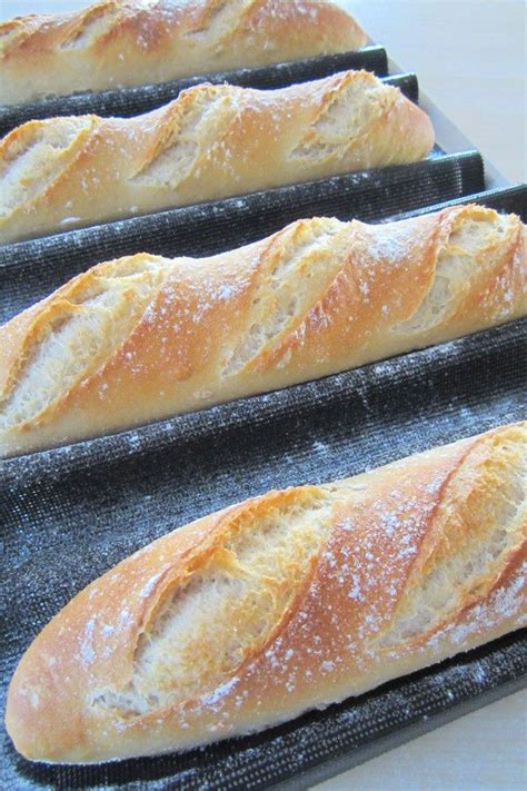 Une baguette de pain ou simplement baguette, aussi appelée baguette de paris, ou encore parisienne (en lorraine) ou pain français (belgicisme et québécisme), mais aussi pain baguette est une variété de pain, reconnaissable à sa forme allongée. Ma baguette maison parfaite - La faim des bananes