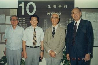 對此，陳培哲說，這應是第一波抹黑攻勢， 「我不後悔講了真話。 」 陳培哲表示，應邀擔任在擔任食藥署疫苗審查委員一職時，簽署了保密條款，因此，對於 自己是否請辭，他不便發言，應該向食藥署長吳秀美查證，看看她的說. 國立台灣大學醫學院生理學研究所