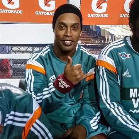 Duas vezes eleito o melhor do mundo pela fifa. Irmão diz que destino de Ronaldinho pode ser a MLS ...