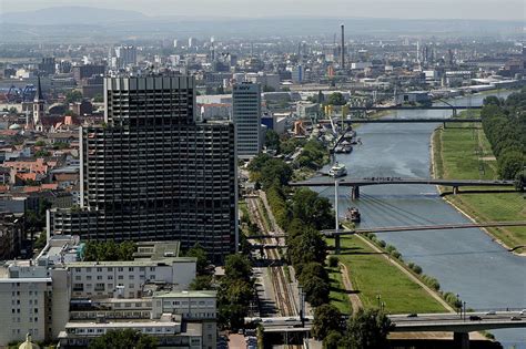 Im mai hat sich der gemeinderat für einen investor entschieden. Brücken von Mannheim mit Collini-Center Foto & Bild ...