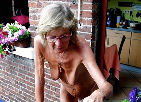 Leere Brüste von alter Oma nackt auf dem Balkon gezeigt