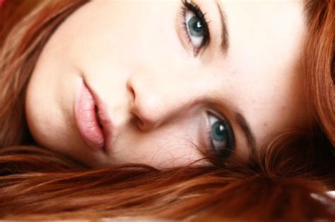 Как выделять серые глаза при рыжих волосах 81 фото