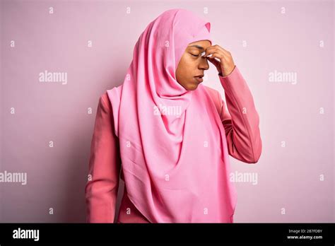 Joven Afro Americana Usando Hijab Musulmán Sobre Fondo Rosado Aislado Cansada Frotando La Nariz