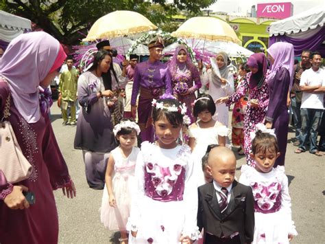 Untuk membuat artikel ini, 190 penyusun, beberapa di antaranya anonim, menyunting dan memperbaiki dari waktu ke waktu. MYSOUND ENTERTAINMENT BLOGSPOT.COM: MAJLIS PERSANDINGAN SITI ZUBAIDAH DAN MOHD SAUFI DIWANGSA ...