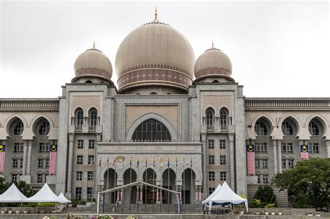 Here's the palace of justice, the supreme high court of the country, where all laws and legislatives are passed and motions tabled. Same-sex incest is legal in Singapore? 6 differences in M ...