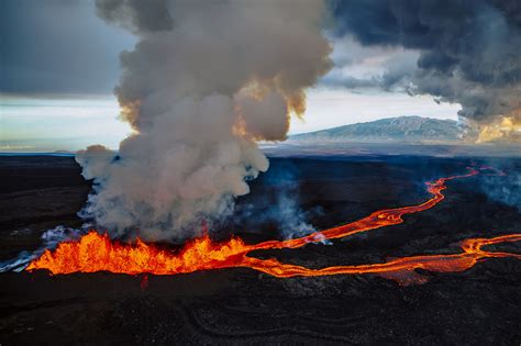 Livestream Captures Hawaiis Mauna Loa Volcano Spewing Lava Sge