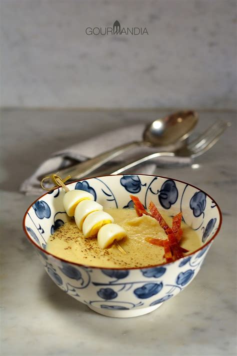 Nel boccale tritare con le lame in movimento le foglie. Crema di sedano rapa, uova di quaglia e guanciale saltato ...