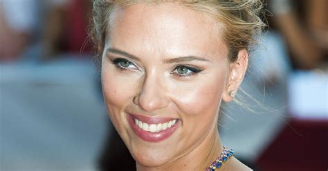 Scarlett Johansson Sensuelle à Venise Décolleté Glamour Devant Elisa