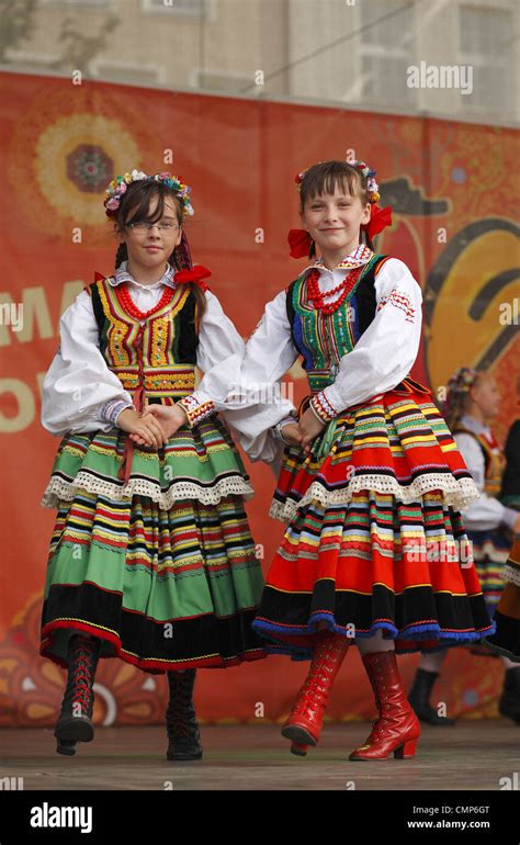 grupo de danza folklórica polaca durante la realización de la feria de san domingo gdansk