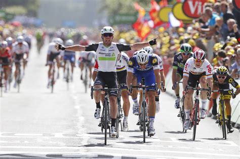 tour de france stage 1 cav s back and in yellow france 2016 mark cavendish mont saint michel
