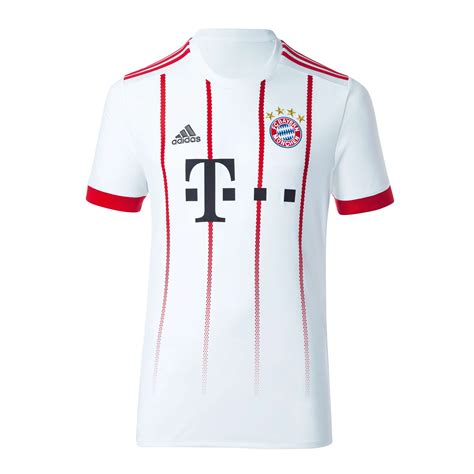Das trikot überzeugt auf der vorderseite durch ein rot schwarzes rautendesign. champions league bayern trikot hose herren m