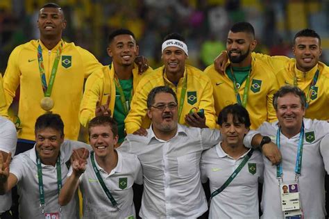 Foram relacionados os 18 jogadores que irão em busca da conquista inédita da medalha de ouro para o brasil. Festa da Seleção campeã olímpica no pódio | Jogos 2016 - Superesportes