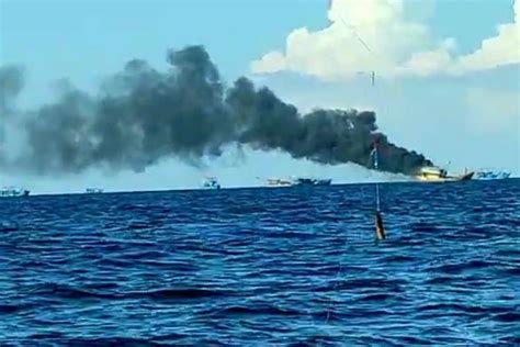 Foto Kapal Cantrang Asal Jateng Dibakar Nelayan Cumi Di Laut Kalbar