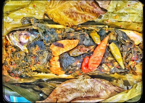 Pork roasted in light spices and chopped, usually served with batak style sambal and sayur daun singkong (cassava leaf vegetables). Resep Pepes Daun Singkong Dan Pindang - Amal S Kitchen ...