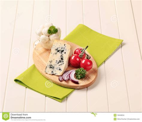 Made with rbst free milk and no artificial flavors or colors, our whole milk string cheese is just 90 calories and has 7g of protein per serving! Blue Cheese And Mozzarella Stock Images - Image: 19949634