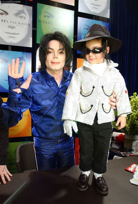 Mj Signing Invincible ♥ Michael Jackson Photo 38849315 Fanpop