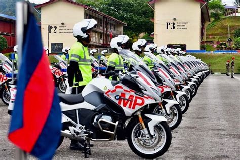 Buah Motosikal Berkuasa Tinggi BMW R RT Untuk Kor Polis Tentera Defence Security Asia