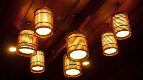 Lampu merupakan benda yang essential dalam dekorasi rumah. Wadah Lampu Hias Anyaman / Seni Rupa Terapan adalah ...
