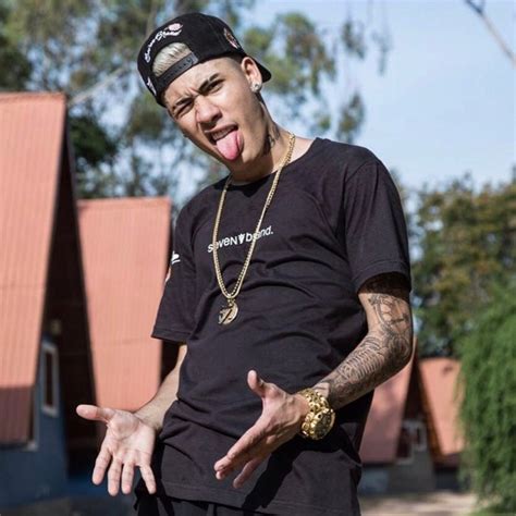 Então chega na humildade amor é uma ilusão não vivo disso se a mulher fala que não liga pro cifrão ai ela tá mentindo é que eu amo minha fiel sem ela não existe amante nóis é da terra dos mais mais só é os mentes pensantes. Kevinho fala sobre as mudanças da fama: "Fiz tatuagem ...