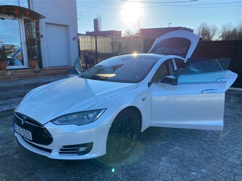 Din plăcerea de a conduce o mașină electrică și din necesitatea de a proteja mediul. DirektCar | Tesla Motors Model S