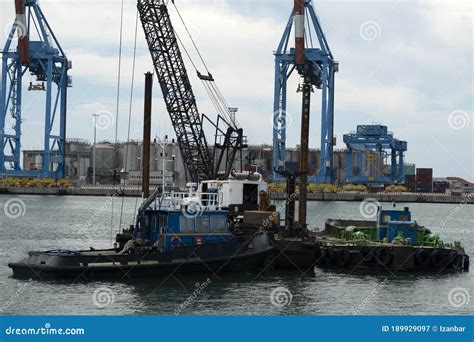 Dragado Portuario Del Puerto Que Trabaja En El Mar Imagen De Archivo