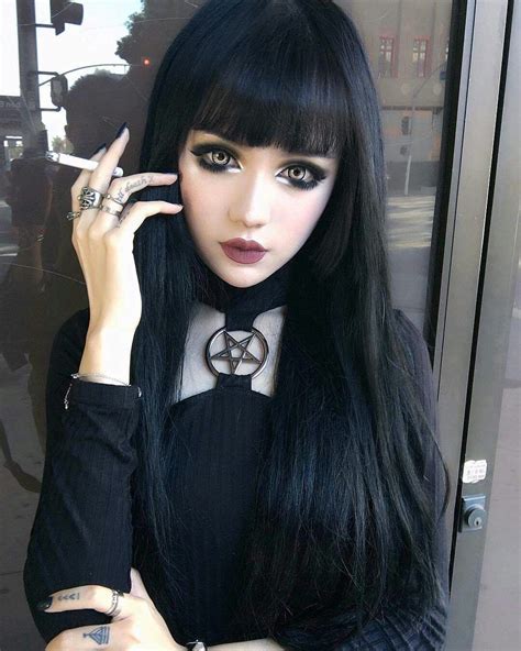 b girl smoking women smoking estilo rock goth beauty dark beauty emo fashion gothic