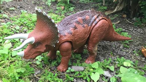 Jurassic World Fallen Kingdom Roarivores Triceratops Review Youtube