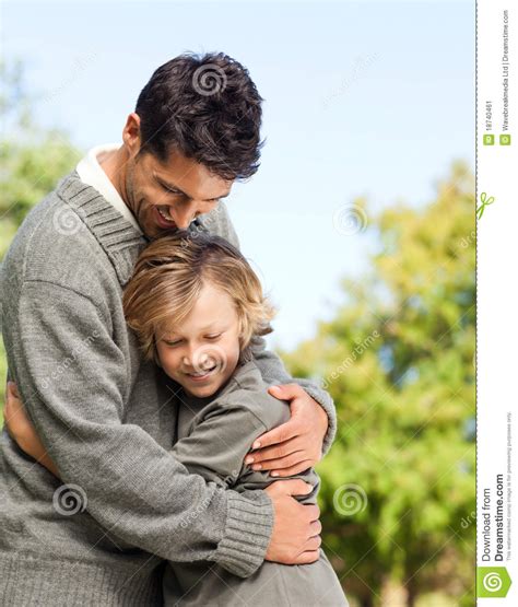 Hijo Que Abraza A Su Padre Imagen De Archivo Imagen