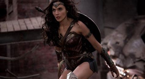 Gal Gadot te hará sangrar la nariz con su minúsculo traje en Wonder Woman Fotos Trailer