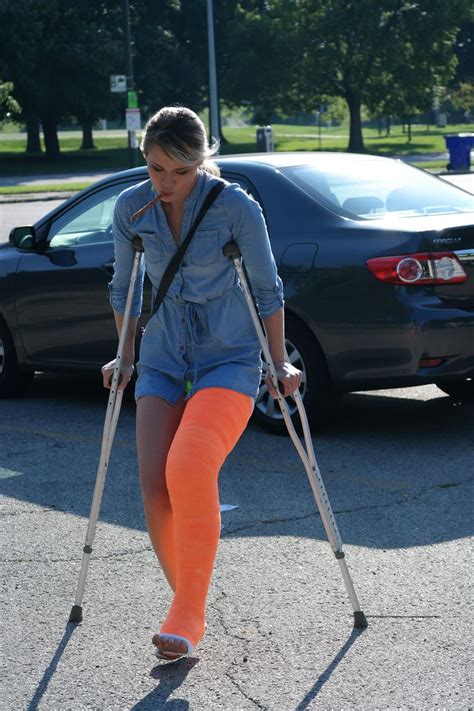 Llc Orange Outdoor Crutching über Den Parkplatz Leg Cast Long Leg Cast Llc Cast