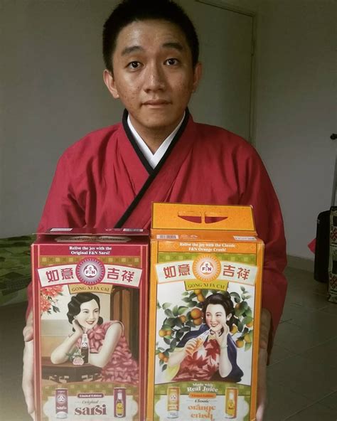photo with hanfu shuhe and fandn sarsi orangecrush cny2018 box sets 与 漢服 裋褐 和 戊戌年 農曆新年
