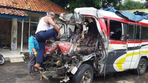 Foto Foto Kondisi 3 Kendaraan Yang Terlibat Kecelakaan Di Tol Cipali Km