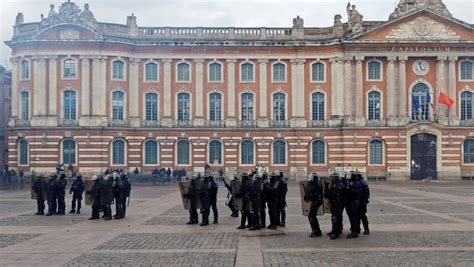 À Toulouse la place du Capitole bouclée pour l acte XIX ladepeche fr