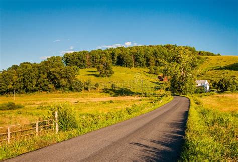 Country Road And Farm In The Rural Shenandoah Valley Of Virginia Stock