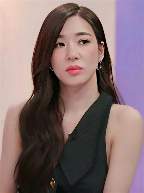 Snsd Tiffany Tiffany Hwang Korean Name Girls Generation Listening To Music Vocalist Rapper