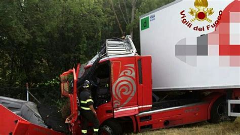 Un importante incidente sull'a1, in cui si contano vittime, sta paralizzando il traffico dividendo l'italia in due. Incidente in A14: scontro tir-furgone, due feriti e ...