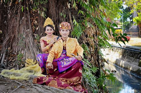 Hukum adat di indonesia adalah hukum yang tidak tertulis yang berlaku bagi sebagian besar penduduk indonesia. Budaya Bali : foto pre wedding indoor & outdoor di Bali