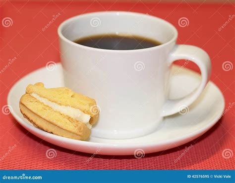 Kop Van Zwarte Koffie Op Schotel Met Koekje Stock Afbeelding Image Of