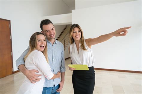 Anda telah mengatur uang muka dan berniat untuk mendapatkan pembelian yang. Real Estate Agent Showing A House To A Couple Stock Photo - Download Image Now - iStock