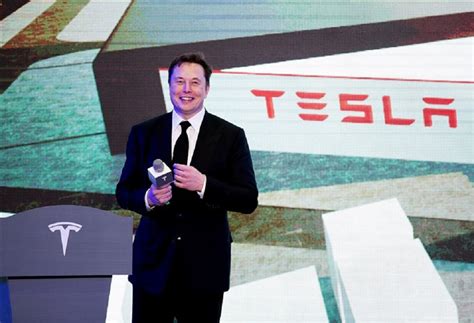 Musk is the current ceo & chief product architect of tesla motors, a company that makes electric vehicles. Overtaking Bill Gates, Elon Musk Is Now The Second Richest ...
