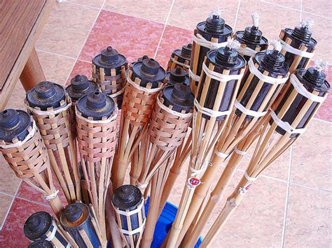 Bagi saya minyak adalah nostalgia. Kemenyan ku bakar Namamu ku puja: Lipatan sejarah di malam ...