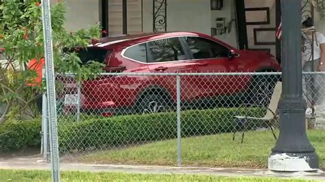 Car Crashes Into Driveway Of A Miami Home No Injuries Reported Wsvn 7news Miami News