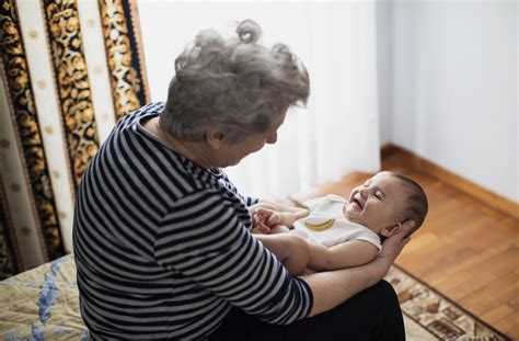 Cette grand mère de 90 ans vient d accueillir son 100e petit enfant