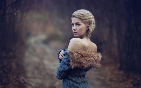 Bakgrundsbilder kvinnor utomhus modell porträtt blond titta bort blåa ögon nakna axlar