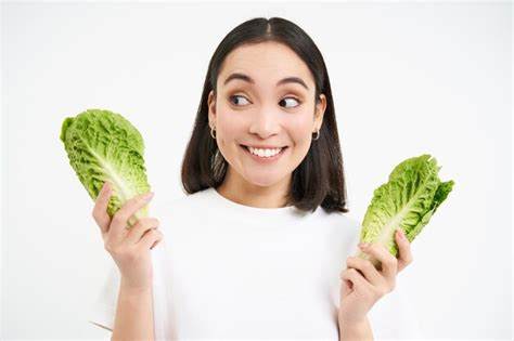Диета яйцо и капуста Здоровая диета и натуральные продукты улыбающаяся азиатка, показывающая Здоровая диета и натуральные продукты улыбающаяся азиатка, показывающая Диета яйцо и капуста