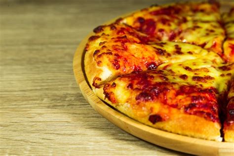Fatia De Pizza Quente Com Queijo Derretendo Sobre Uma Mesa No Restaurante Pizza Comida Italiana