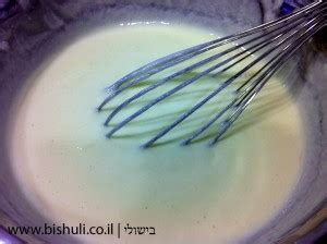 עוגת גבינה חמה של בית מלון זו עוגת גבינה אפויה, טעימה ופשוטה להכנה, חתוכה לריבועים, ממש כמו זו שמגישים בתבנית ענקית בארוחות הבוקר בבתי מלון. עוגת גבינה אפויה עם מערבולת תותים - בישולי