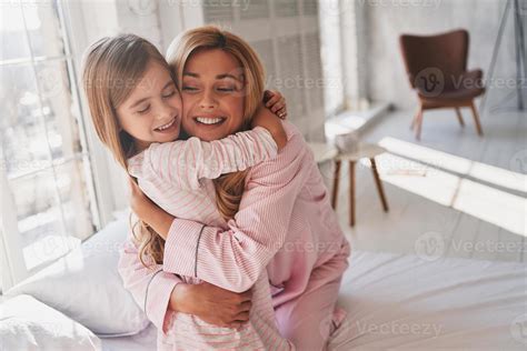 Vue De Dessus Dune Jolie Petite Fille Embrassant Sa Mère Assise Sur Le